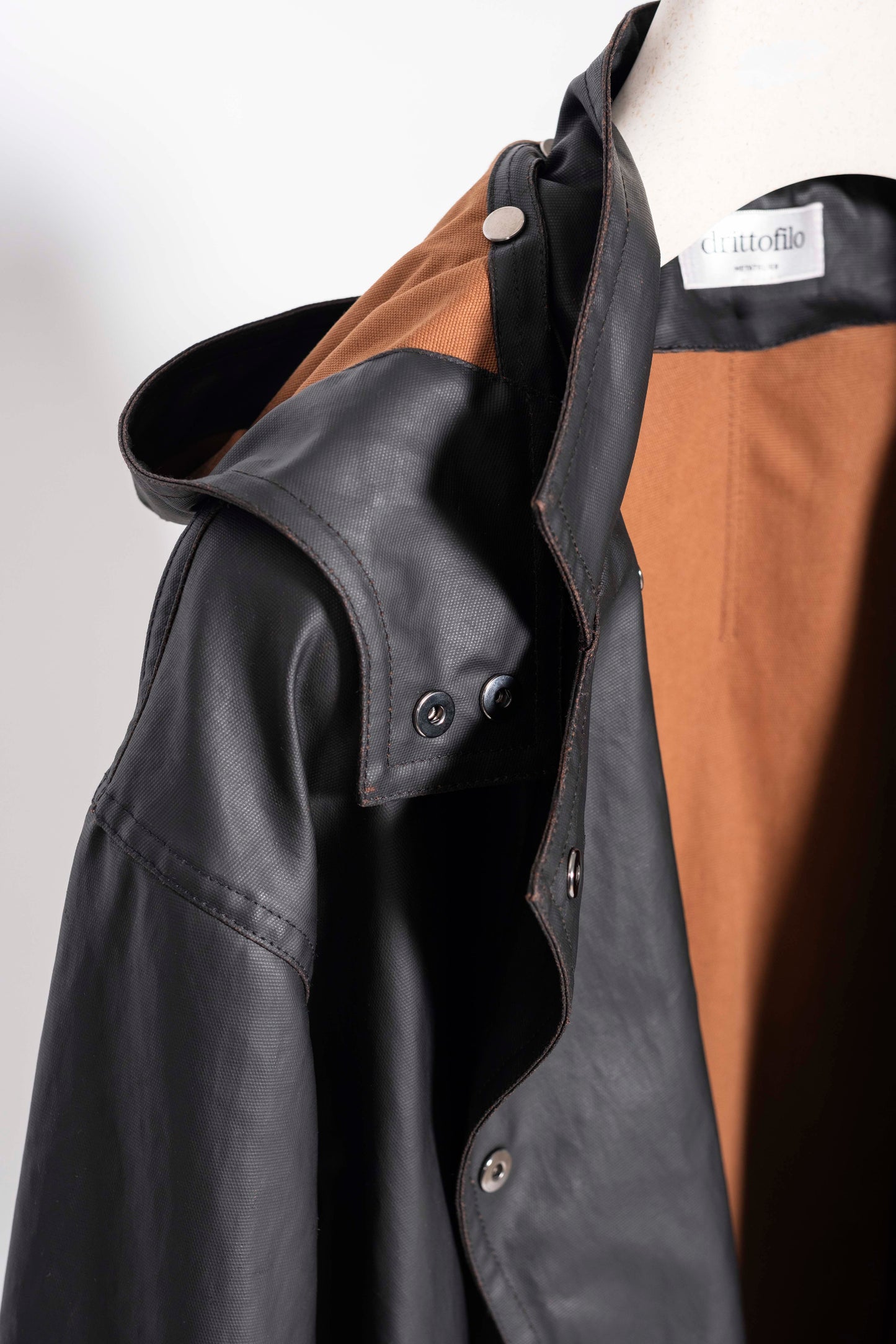Trench con cappuccio nero