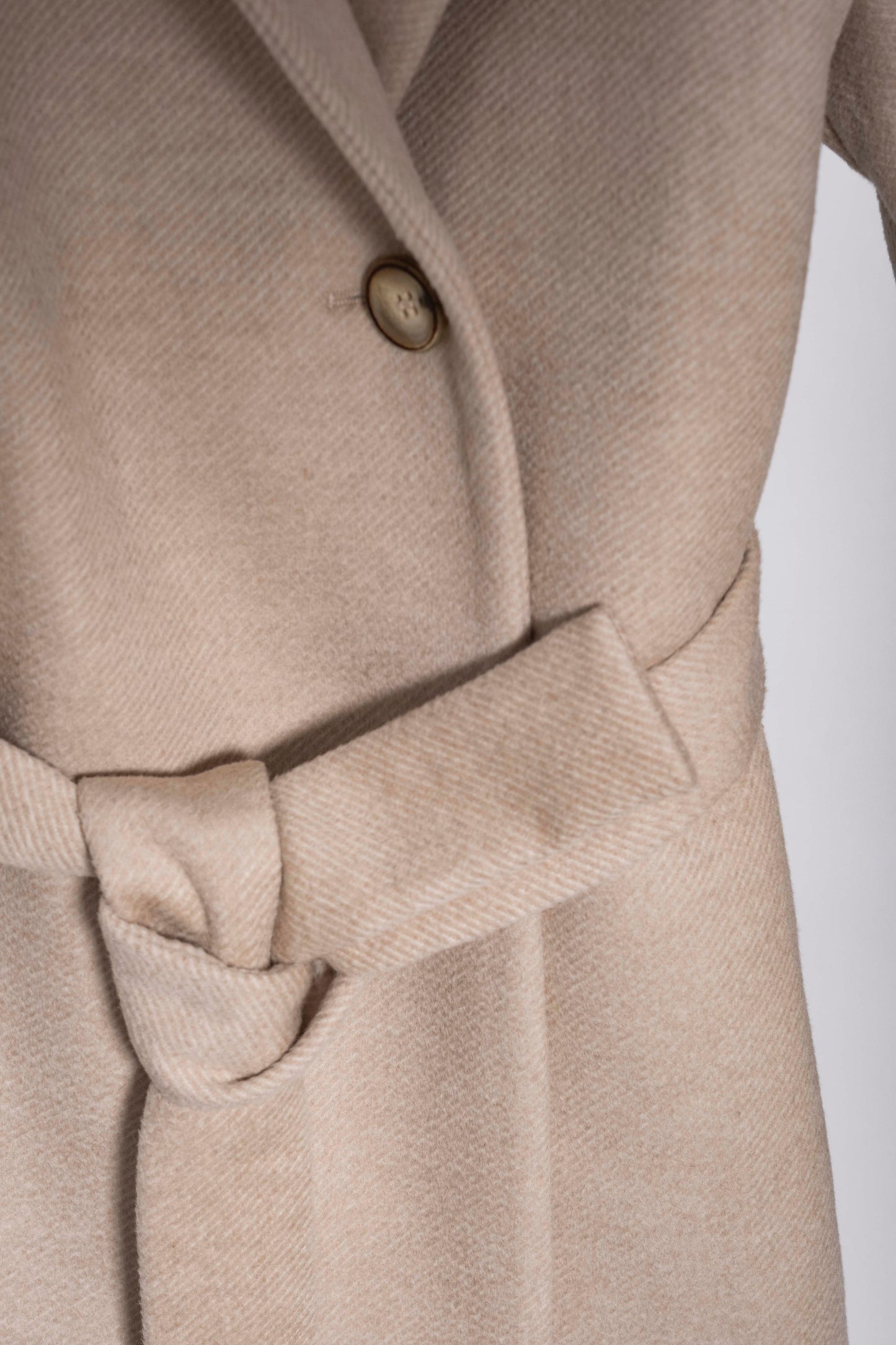 Cappotto in lana panna con cintura