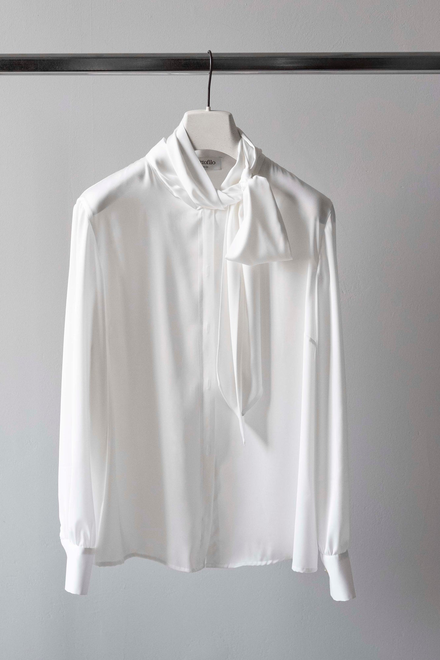 Camicia con sciarpa bianca