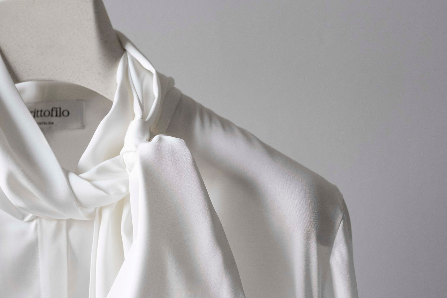 Camicia con sciarpa bianca