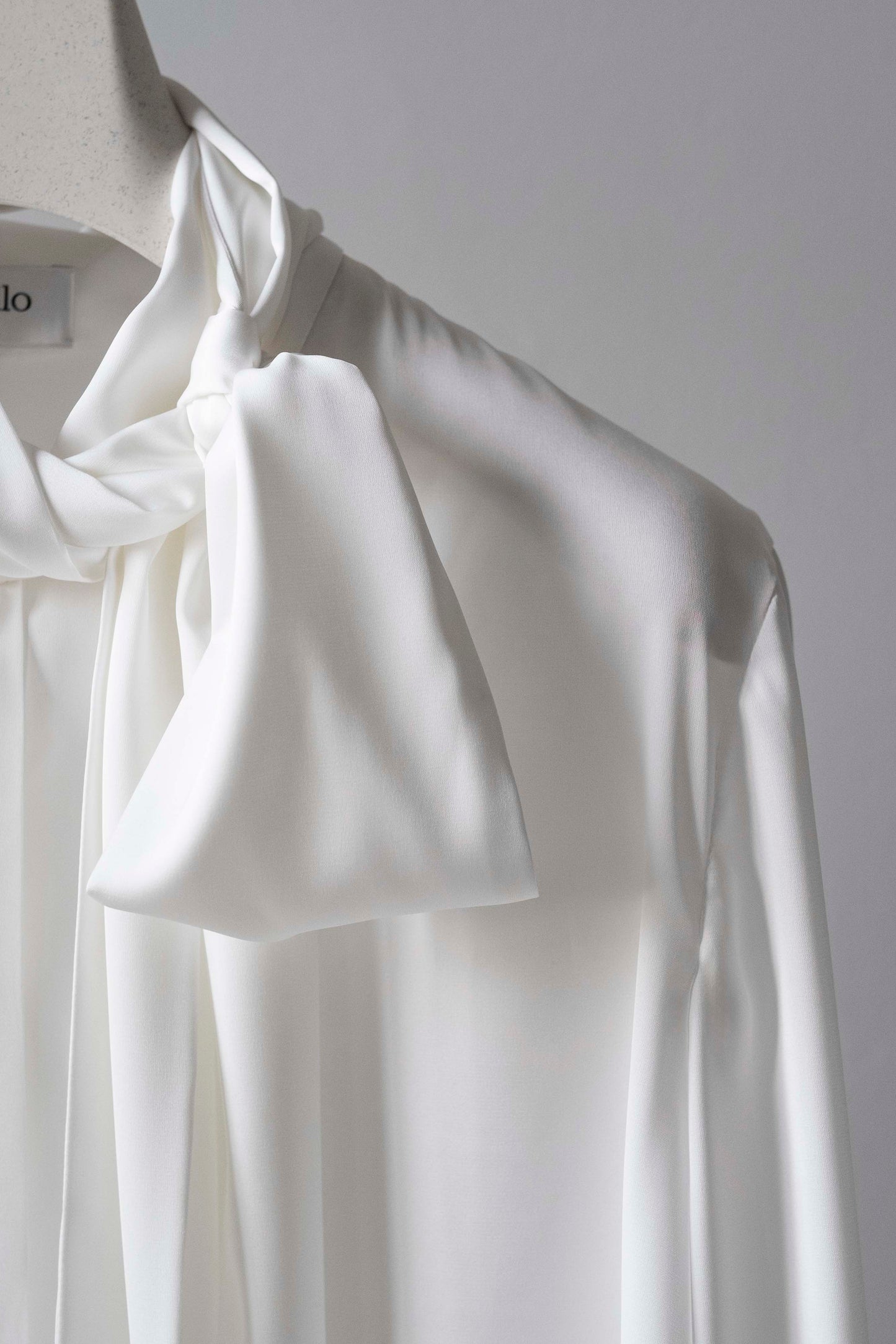Camicia con sciarpa bianca