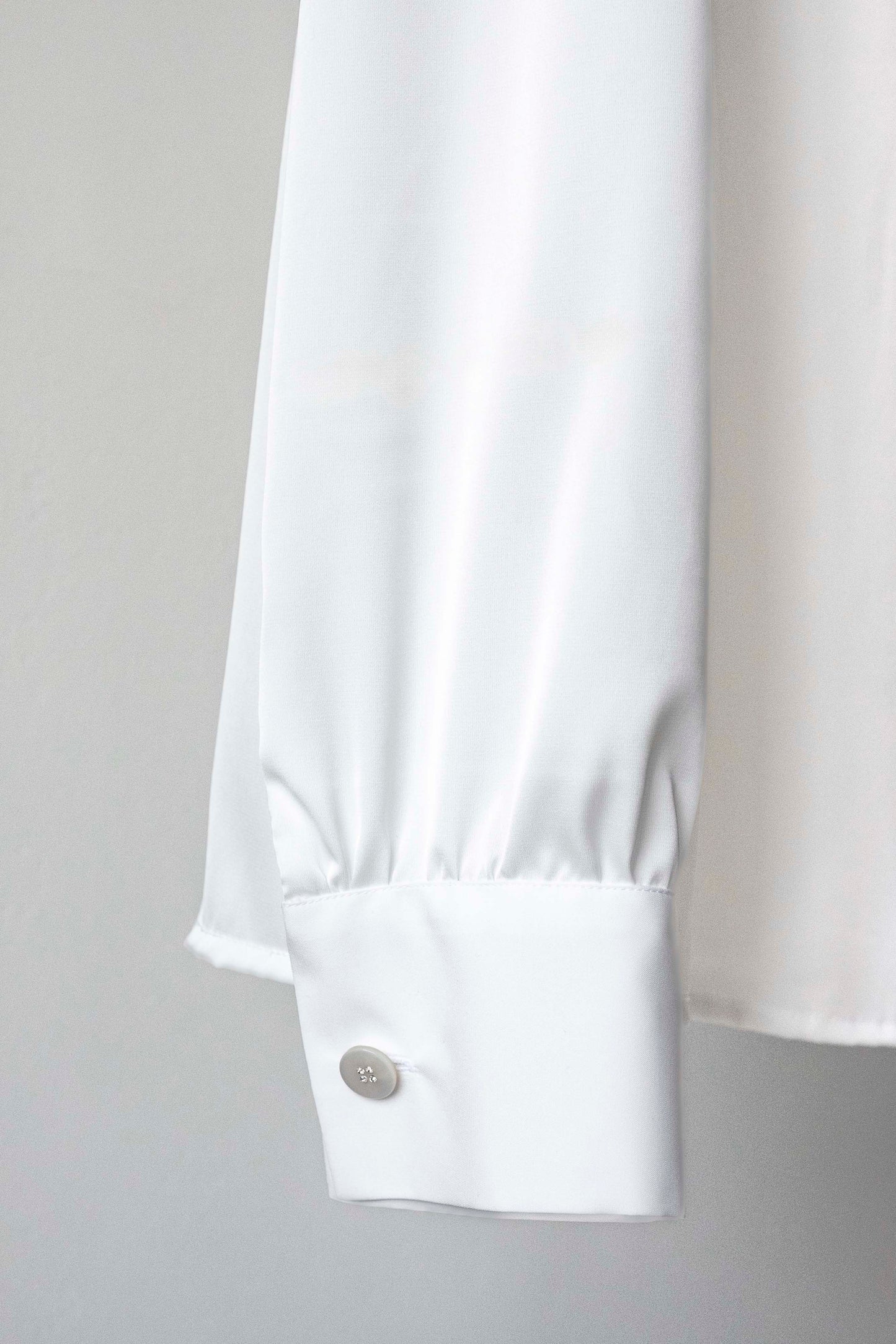 Camicia con sciarpa bianca