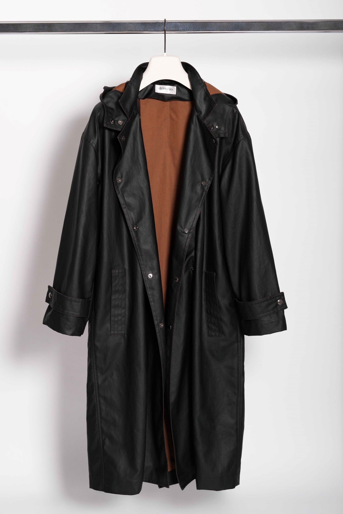 Trench con cappuccio nero