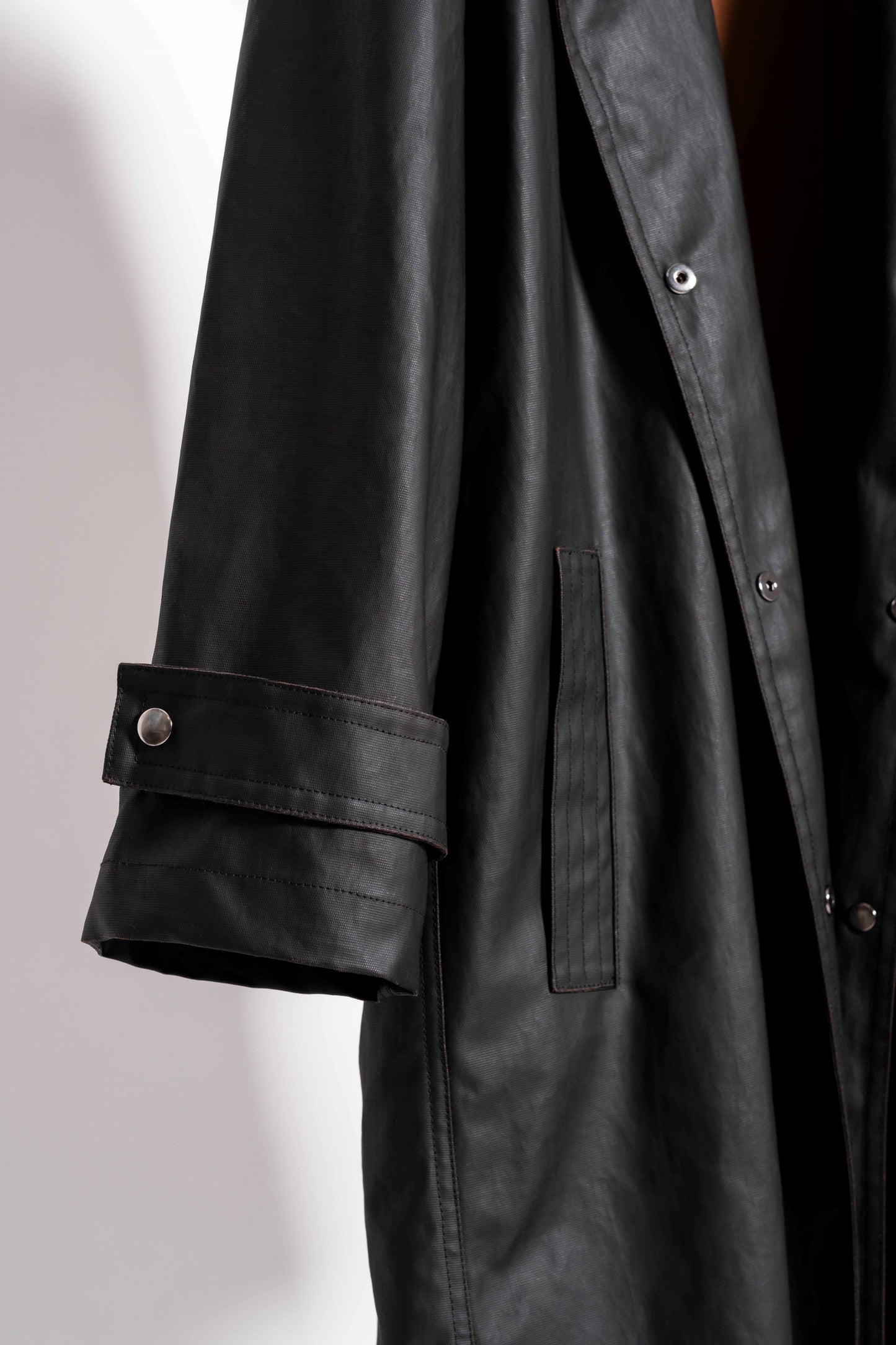 Trench con cappuccio nero