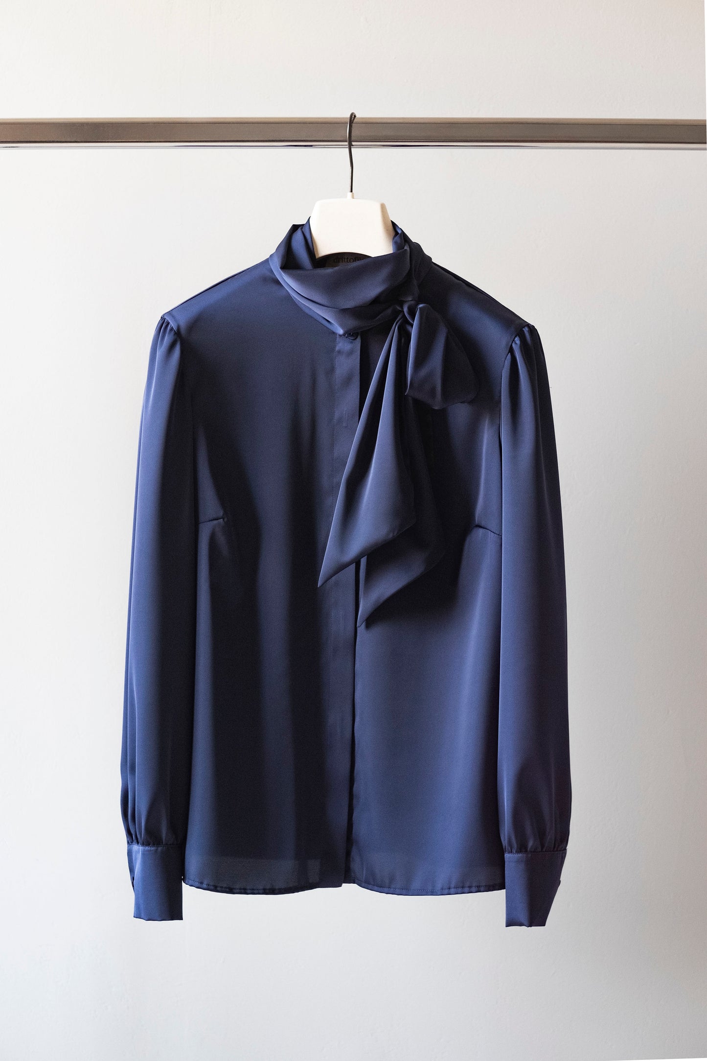 Camicia con fiocco blu