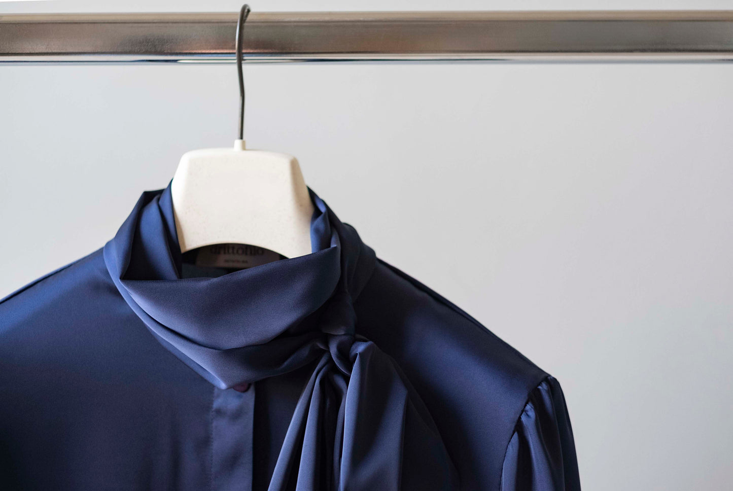 Camicia con fiocco blu