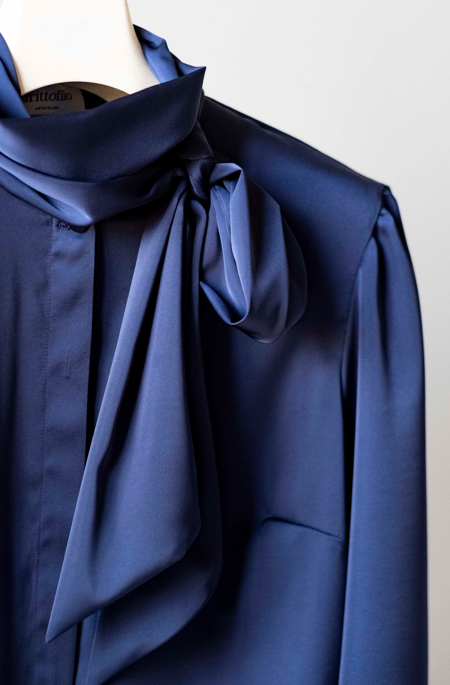 Camicia con fiocco blu