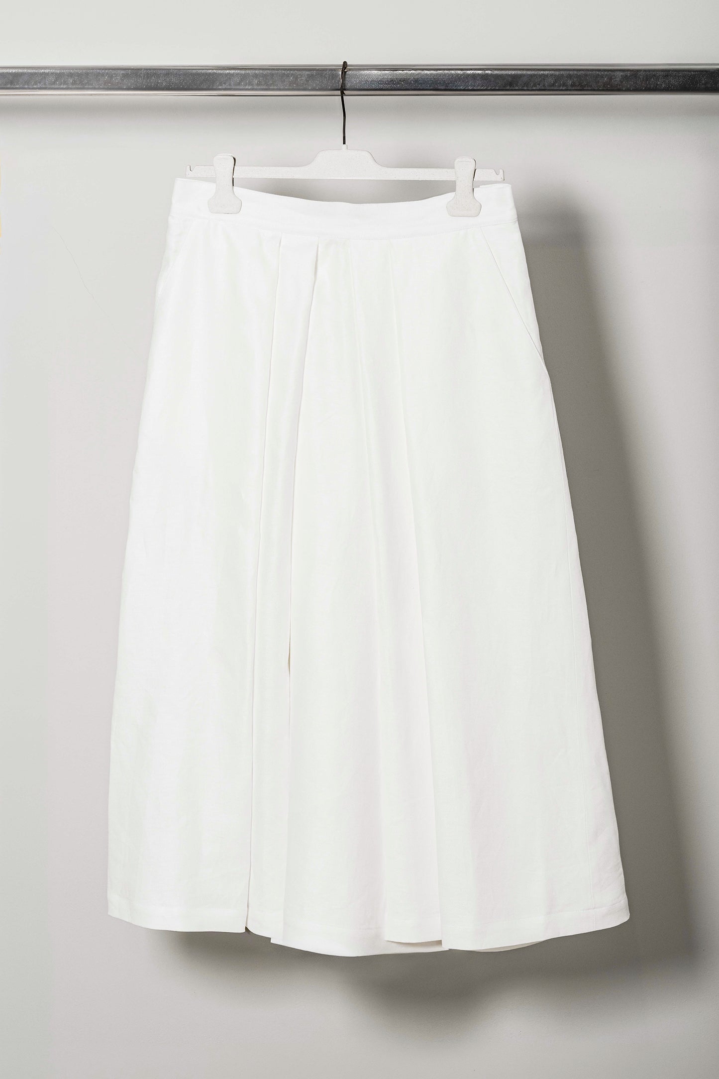 Gonna ruota a pieghe "Ethereal White" con tasche