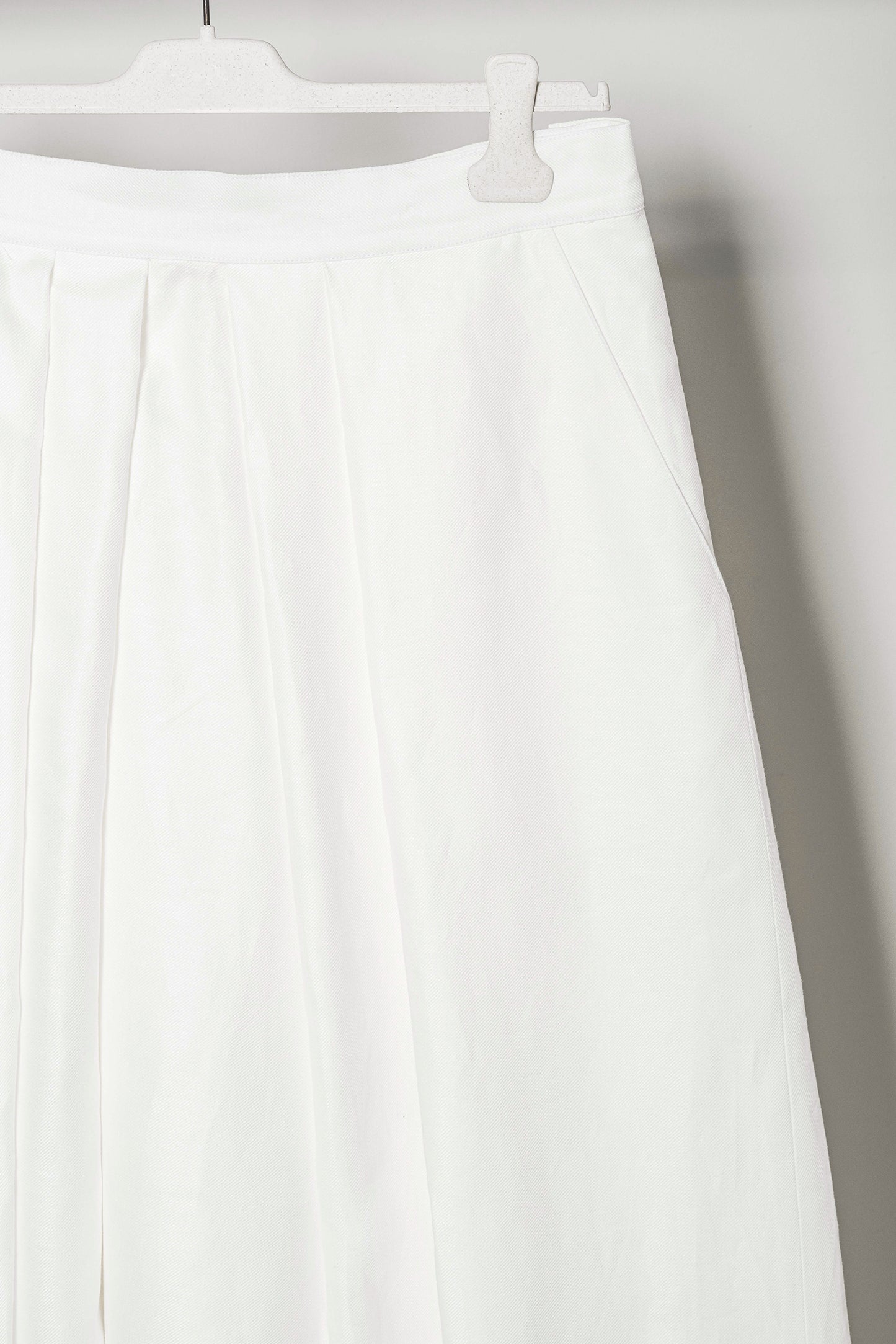 Gonna ruota a pieghe "Ethereal White" con tasche