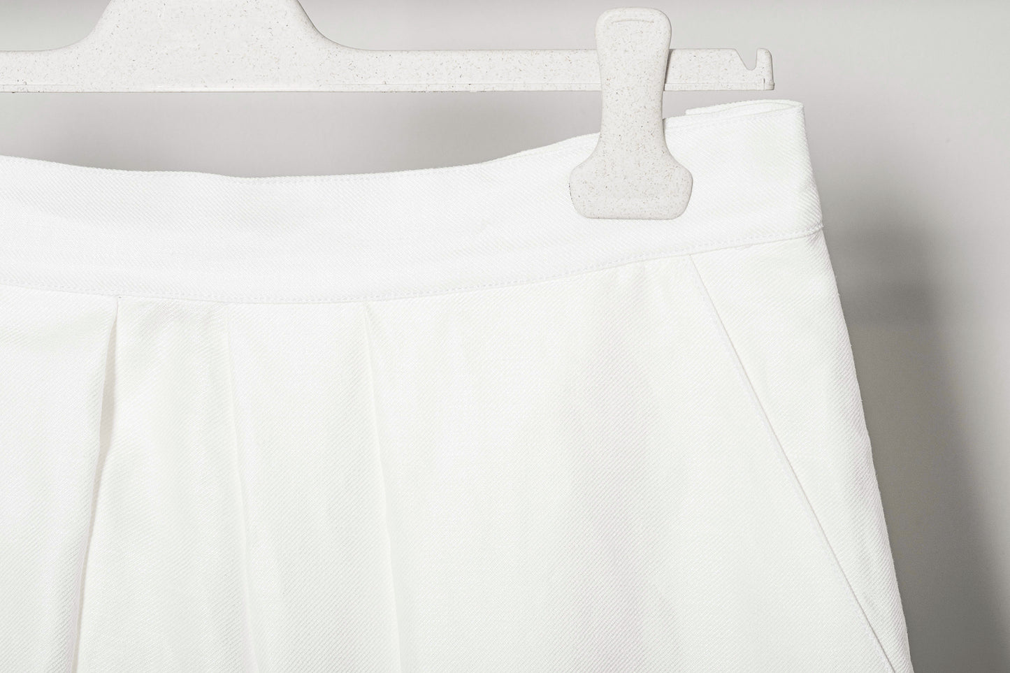 Gonna ruota a pieghe "Ethereal White" con tasche