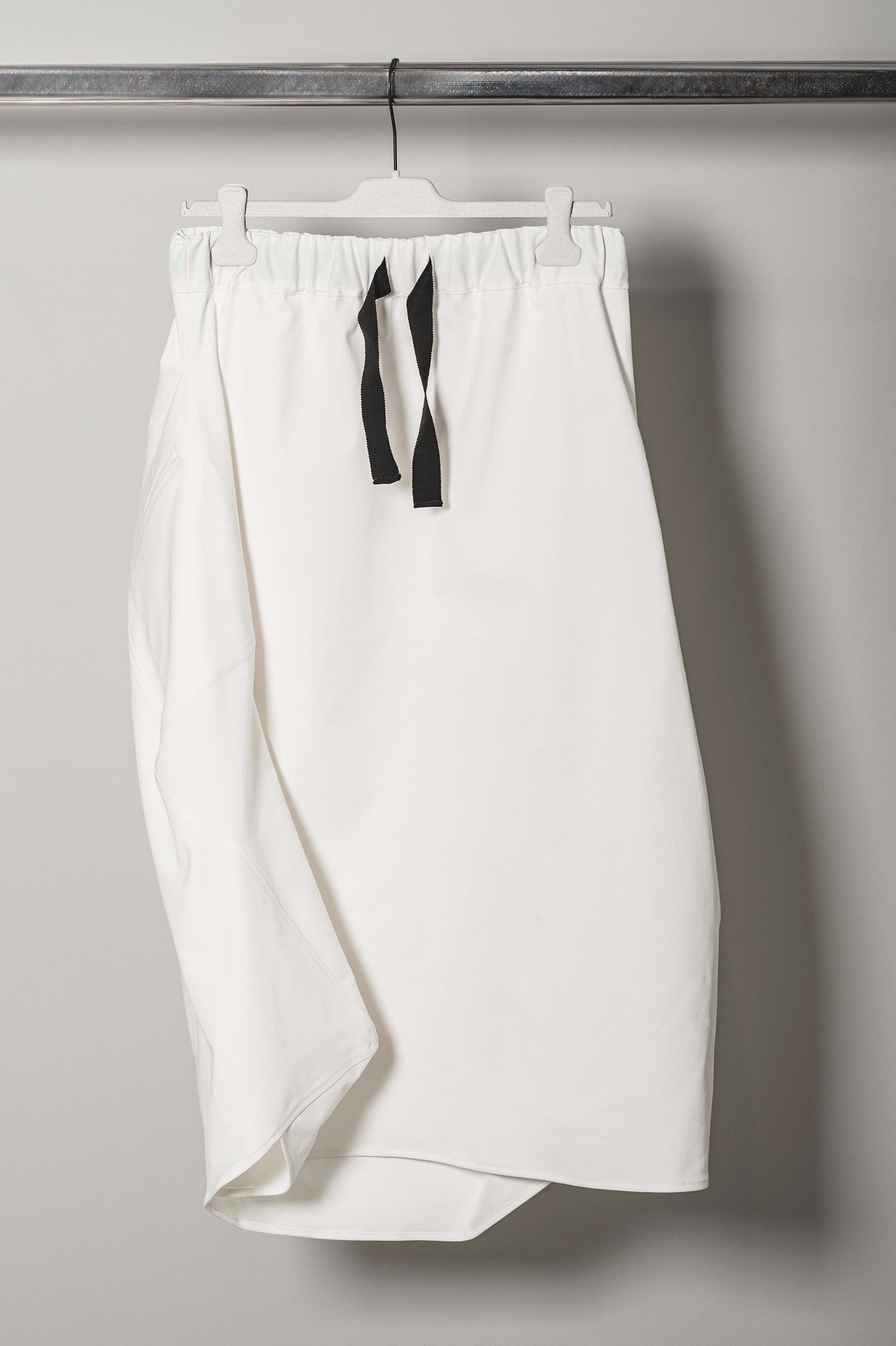 Gonna Lory "Optical White" con coulisse e taschino sartoriale