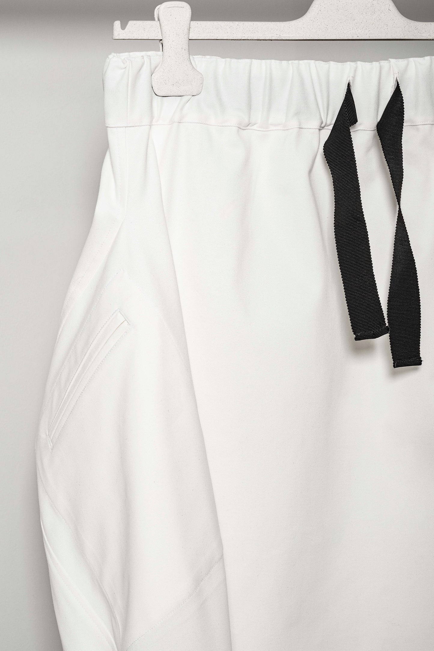 Gonna Lory "Optical White" con coulisse e taschino sartoriale