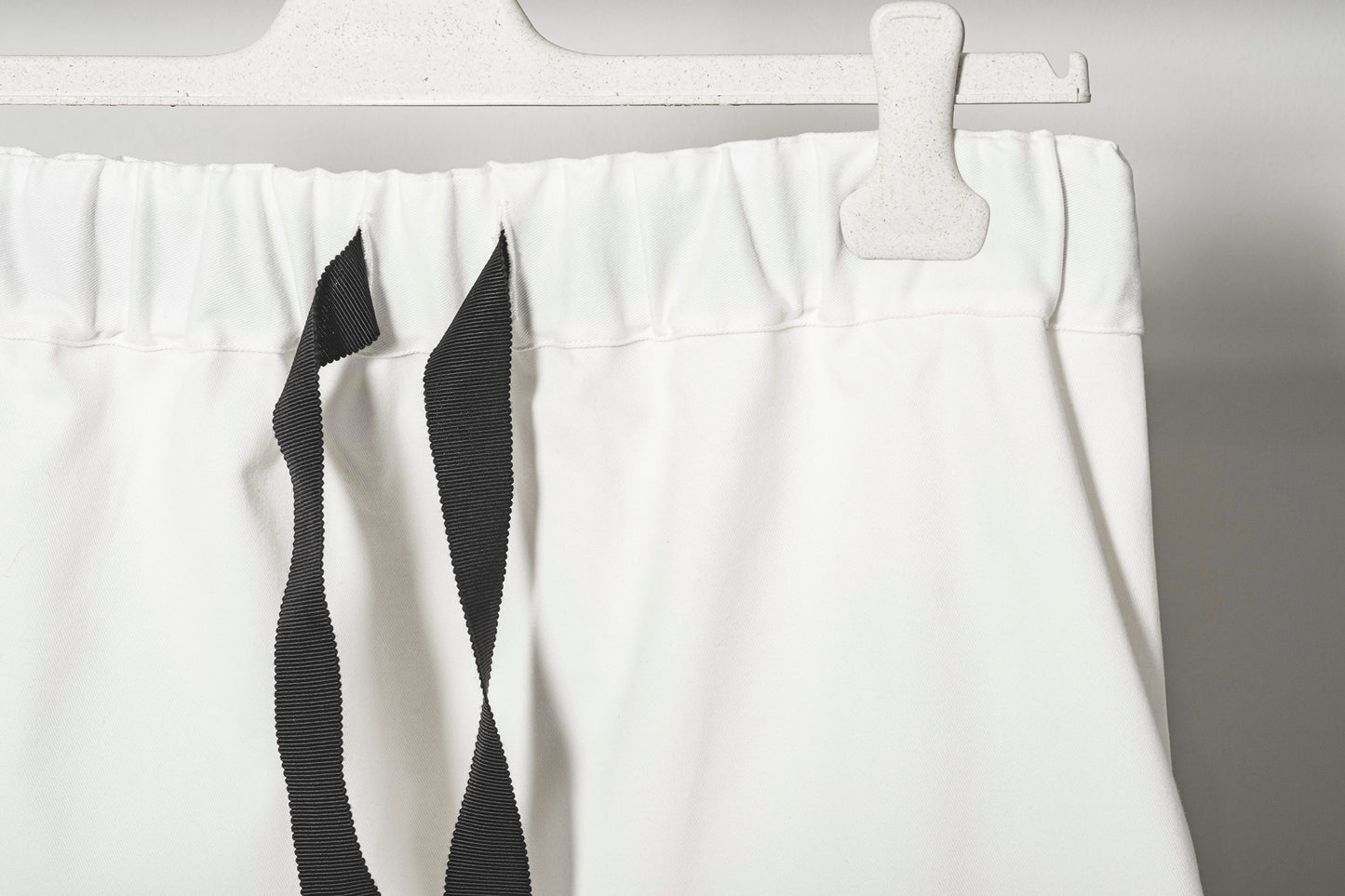 Gonna Lory "Optical White" con coulisse e taschino sartoriale