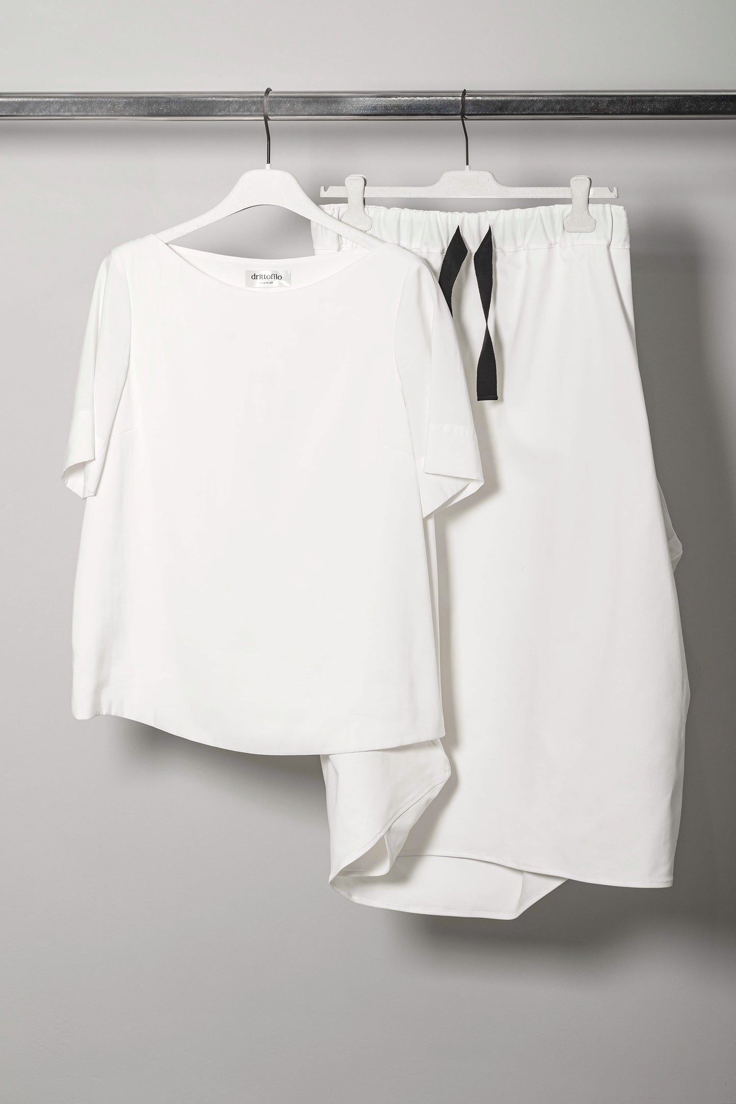 Gonna Lory "Optical White" con coulisse e taschino sartoriale