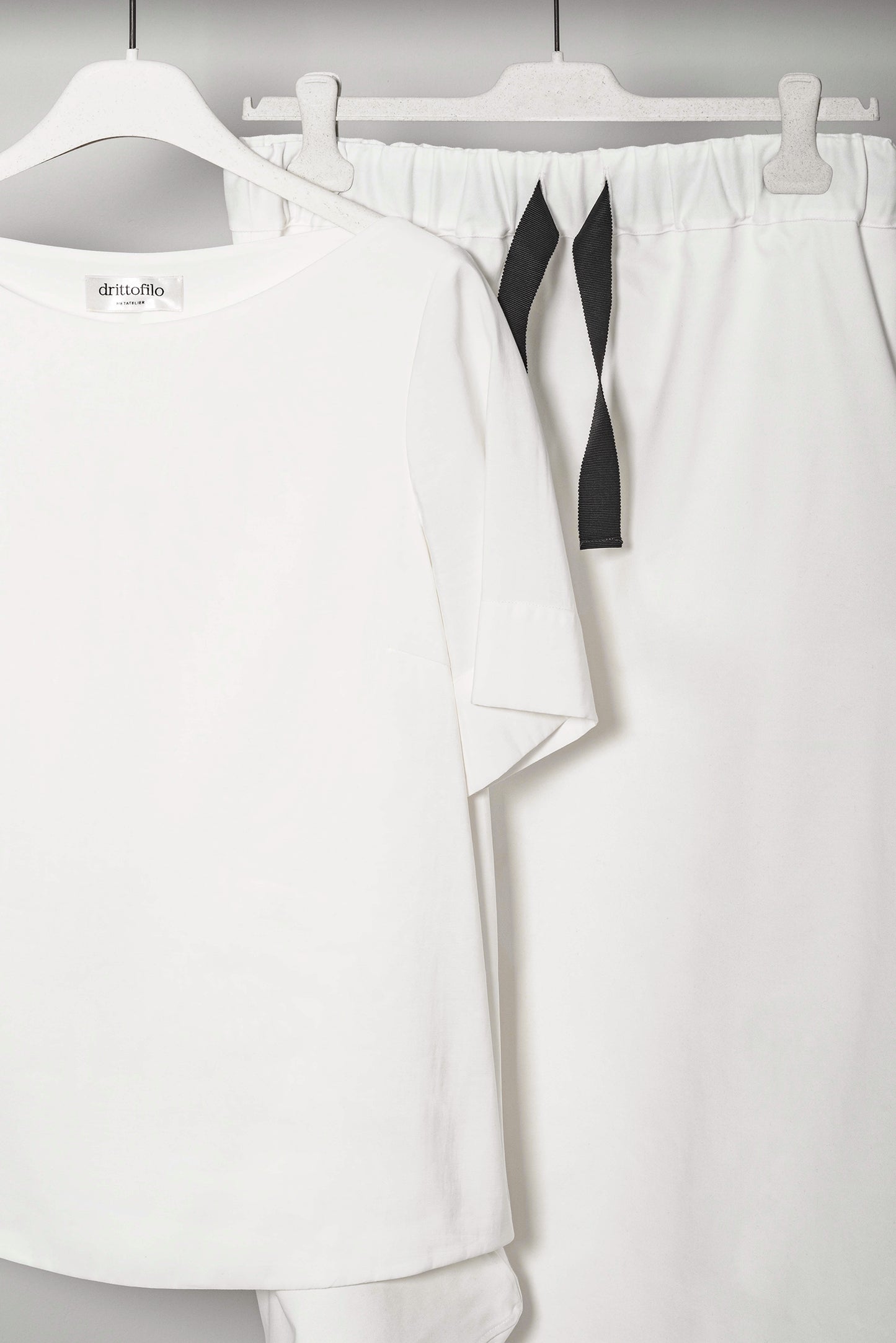 Gonna Lory "Optical White" con coulisse e taschino sartoriale