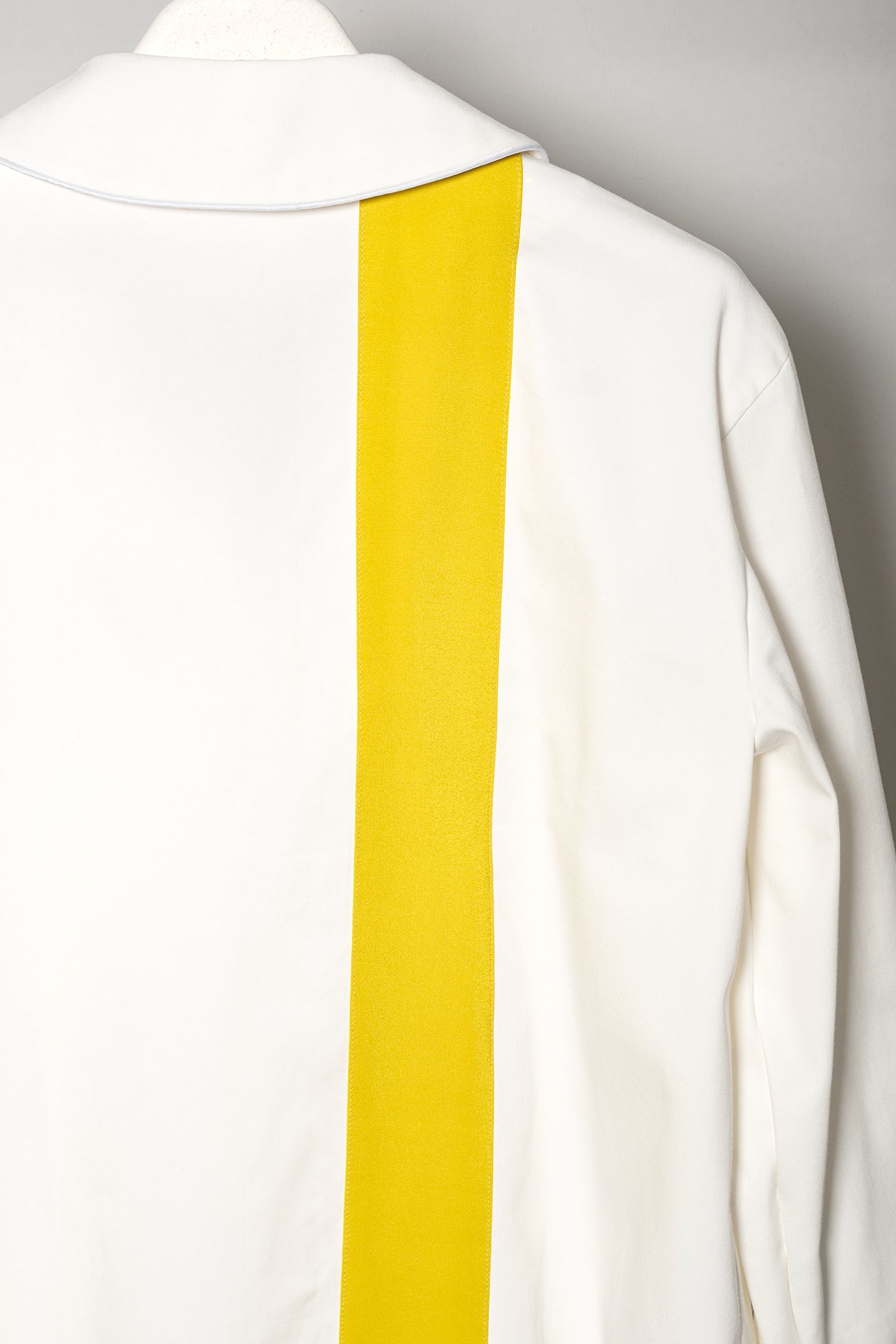 Giacca minimal con banda grafica a contrasto