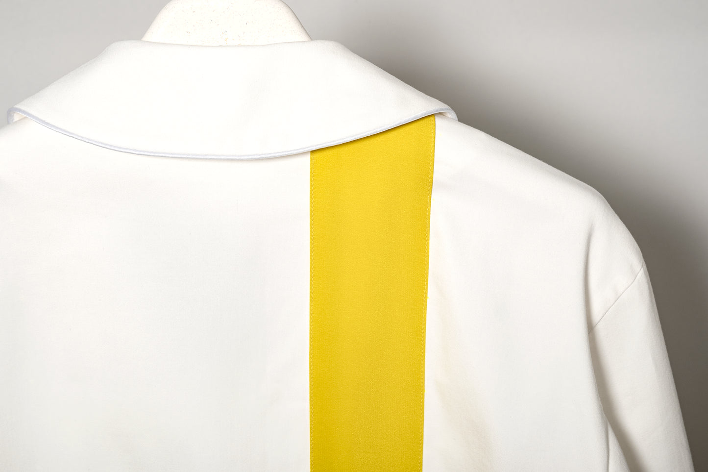 Giacca minimal con banda grafica a contrasto
