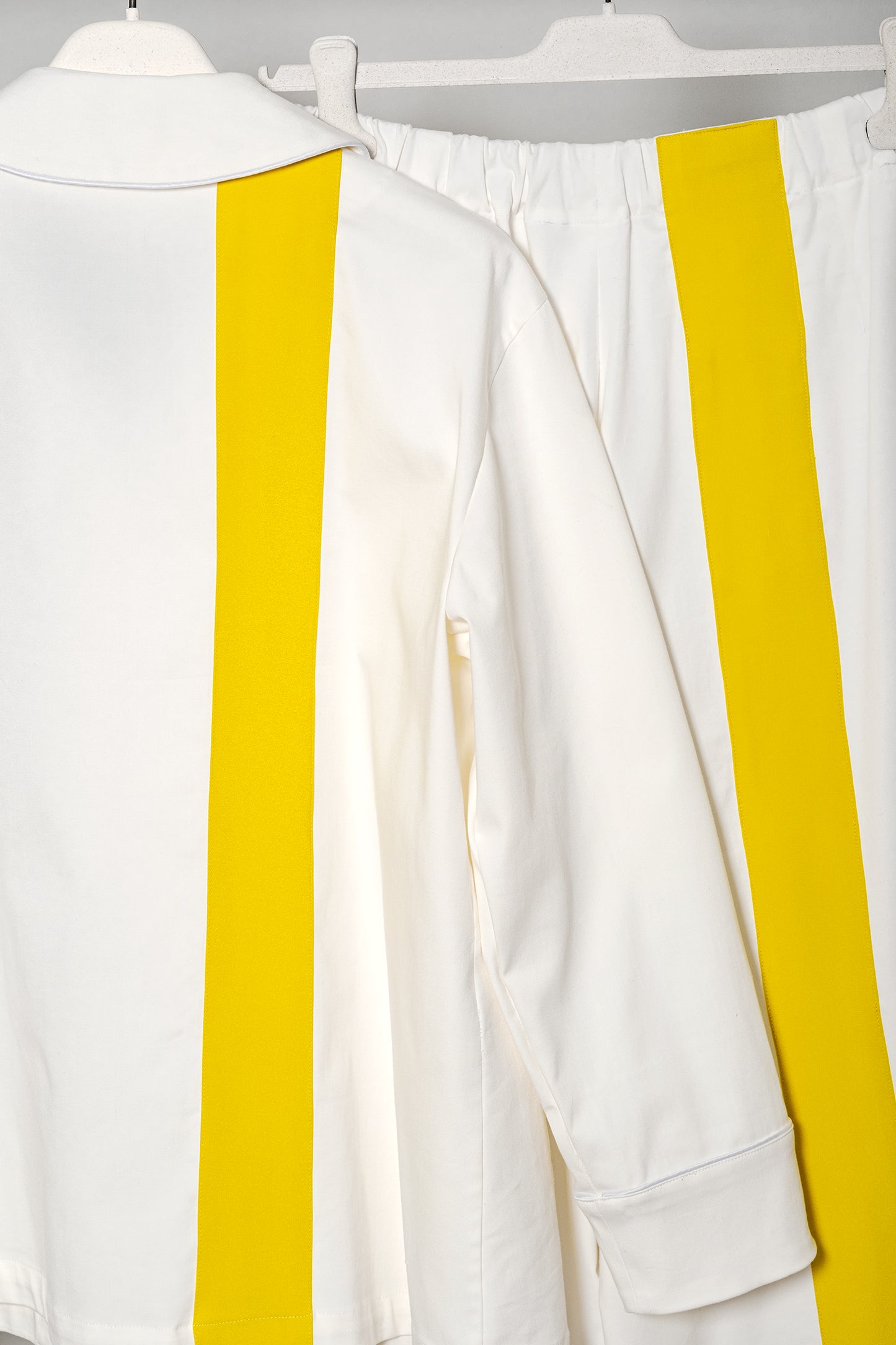 Giacca minimal con banda grafica a contrasto
