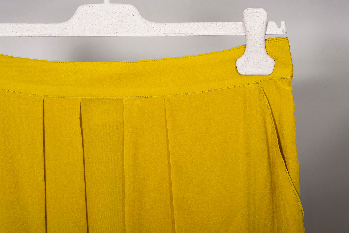 Gonna ruota "Giallo Ocra" con pieghe strutturate e tasche