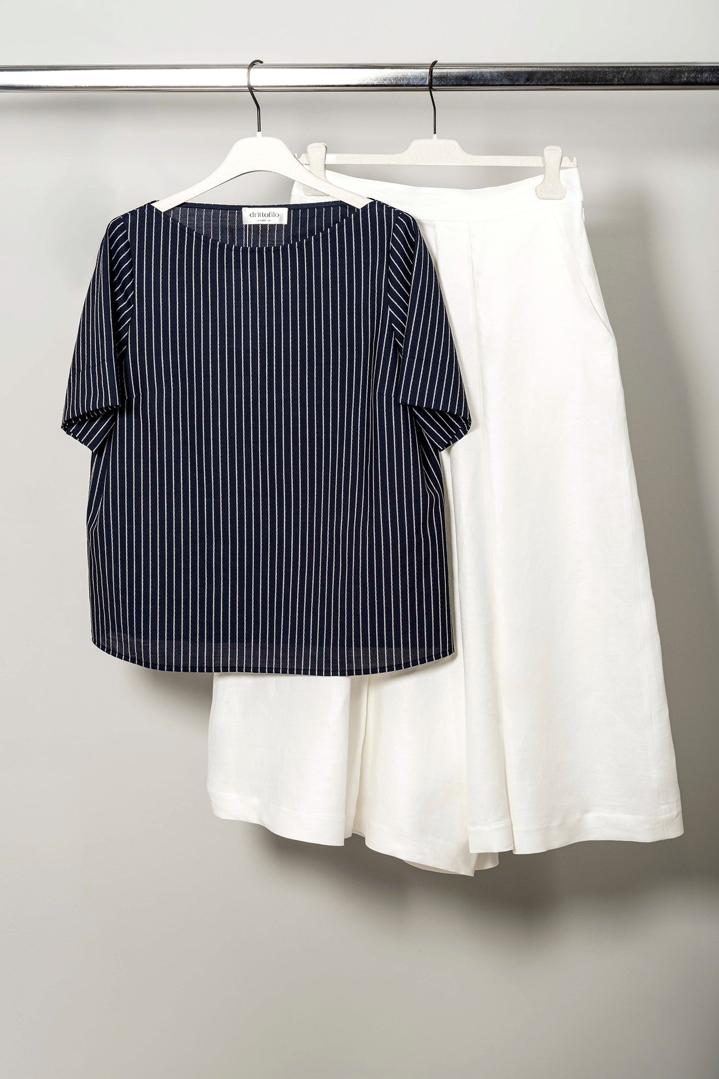 Gonna ruota a pieghe "Ethereal White" con tasche