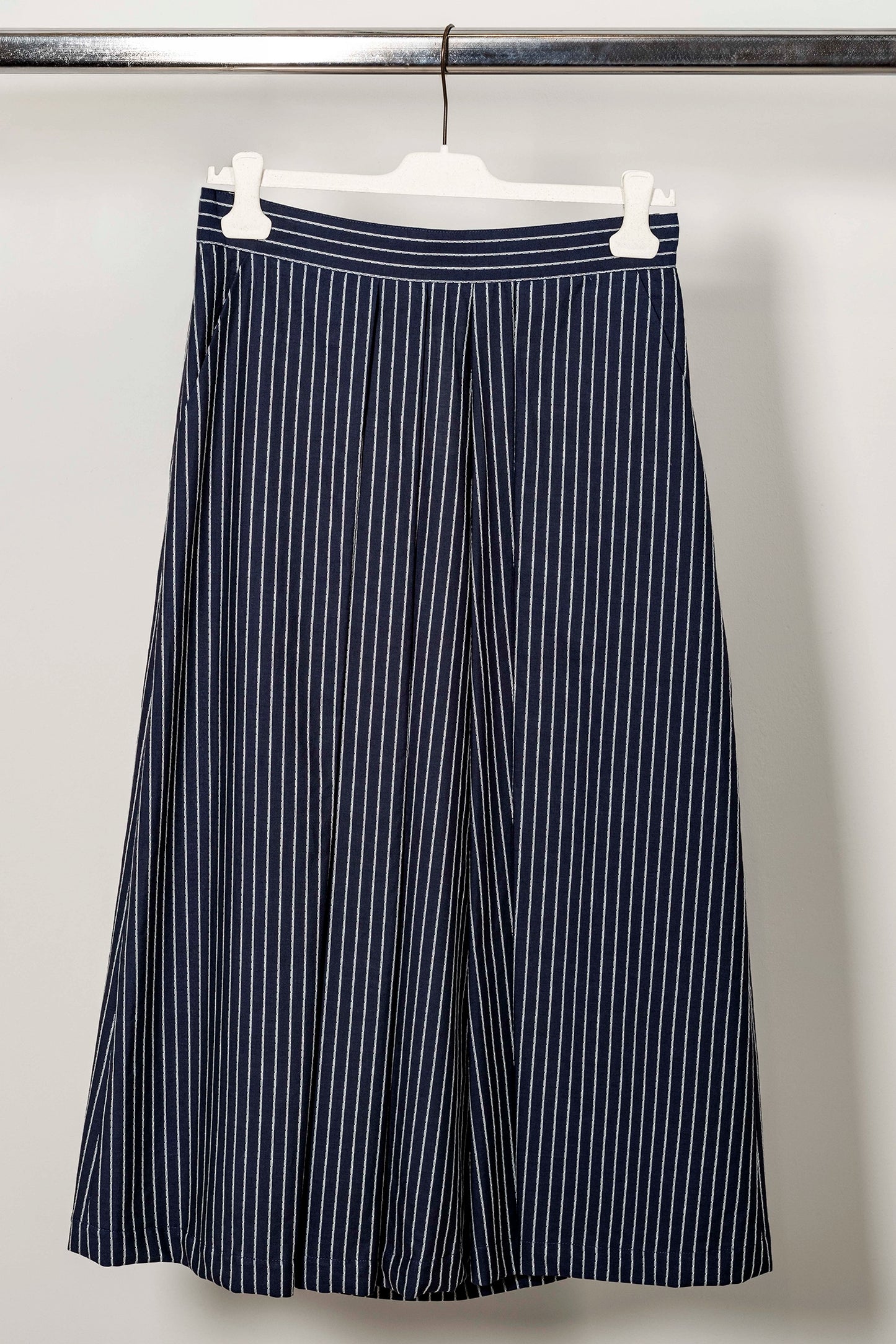 Gonna ruota a pieghe "Navy Pinstripe" con tasche