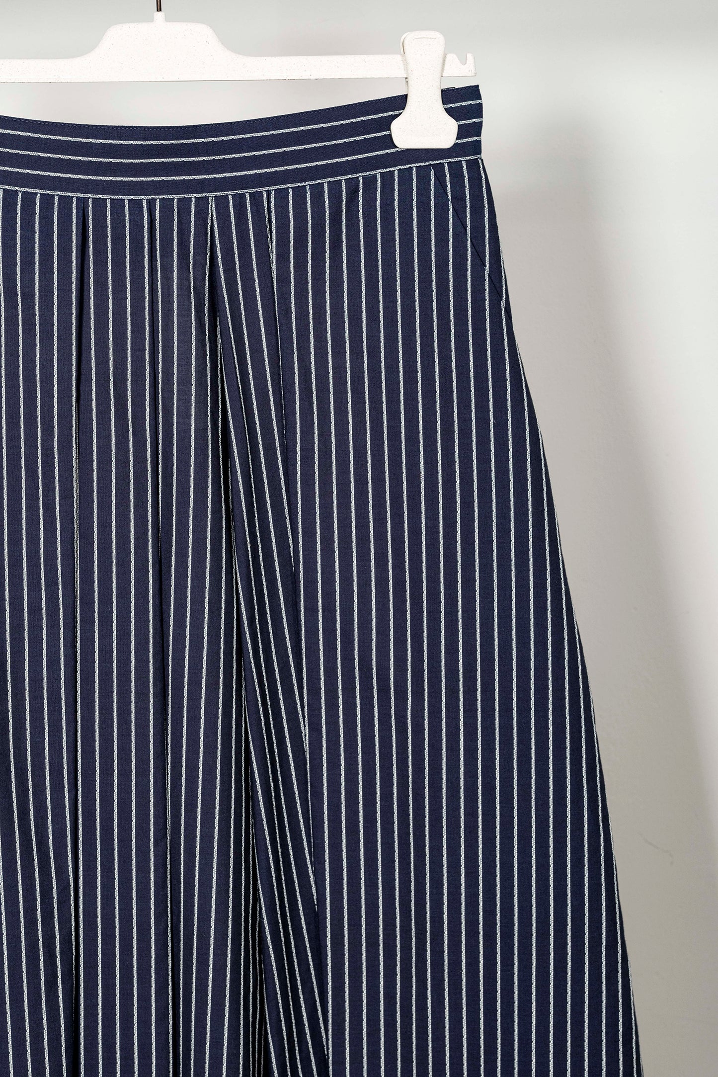 Gonna ruota a pieghe "Navy Pinstripe" con tasche