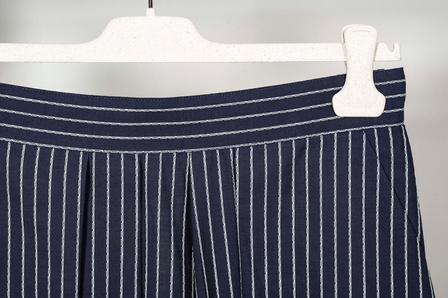 Gonna ruota a pieghe "Navy Pinstripe" con tasche