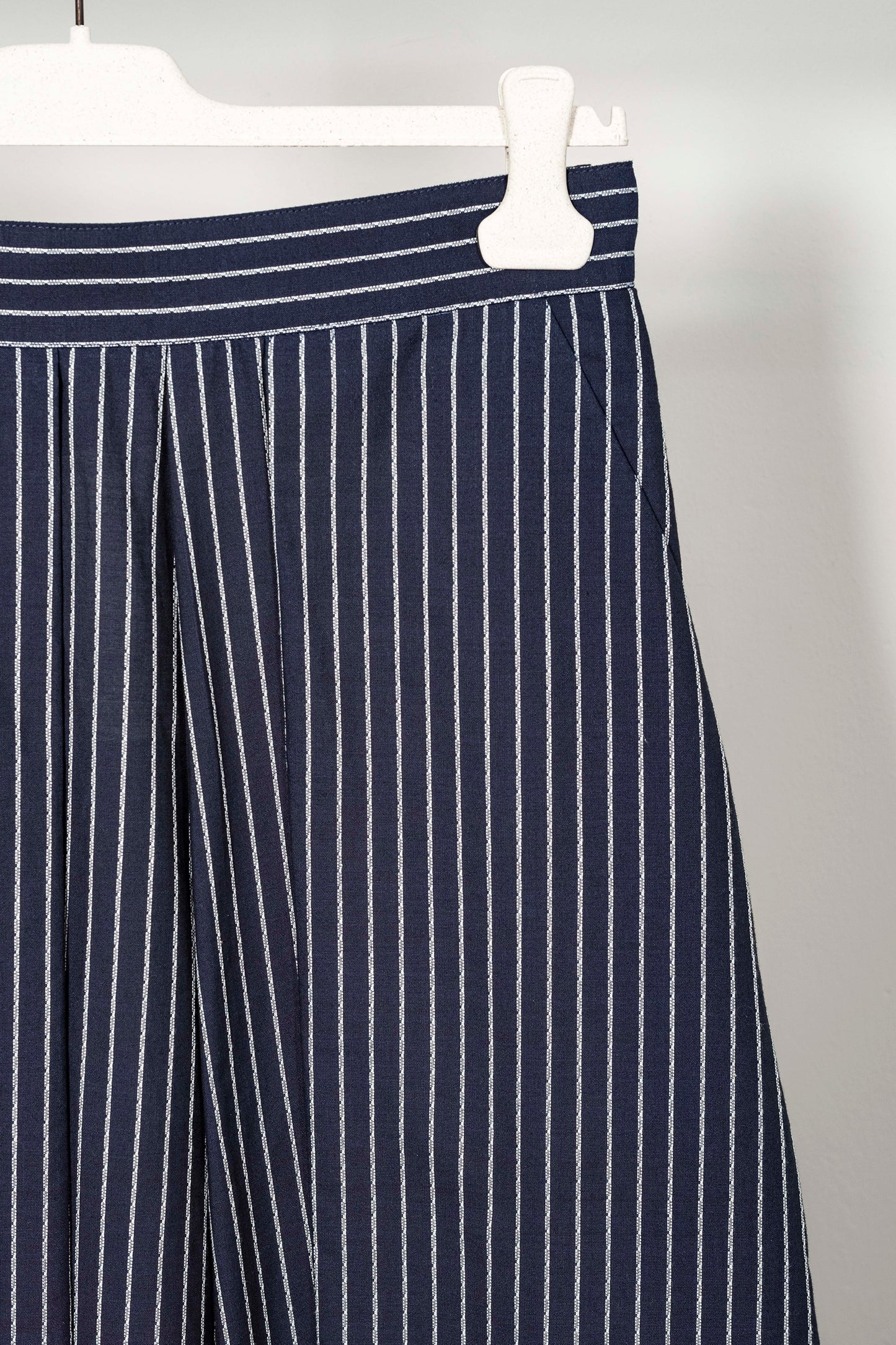 Gonna ruota a pieghe "Navy Pinstripe" con tasche