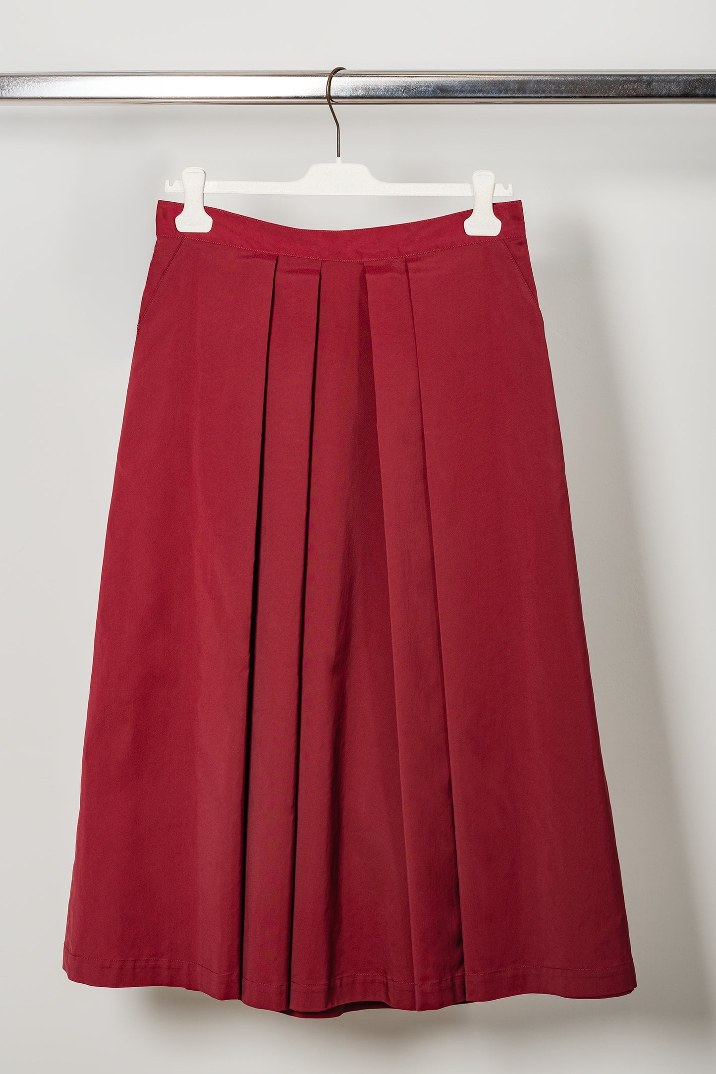 Gonna ruota a pieghe "Crimson Red" con tasche