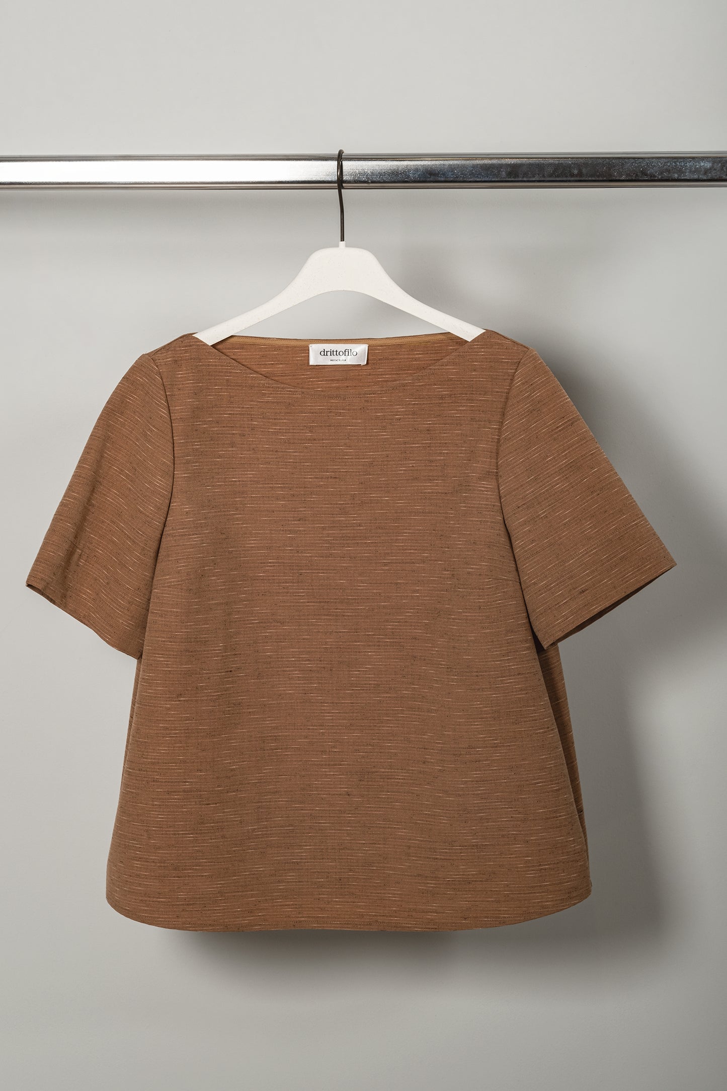 Maglietta scollo a barchetta "Earth Brown"  in tessuto fiammato
