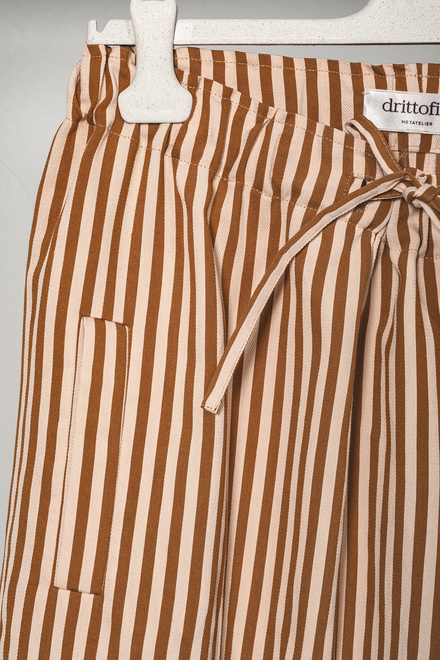 Pantalone Yama "Camel Striped" con coulisse e risvolto