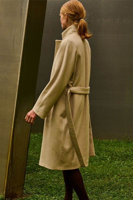 Cappotto in lana panna con cintura